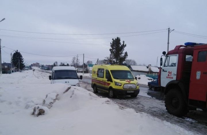 В Бугульминском районе загорелся гараж с автомобилем внутри