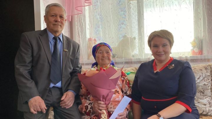 С 90-летием поздравили жительницу Большефедоровского сельского поселения