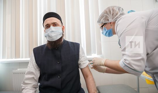 Татарстан мөфтие мөселманнарга туры килә торган вакцинаны сайлап прививка ясатты