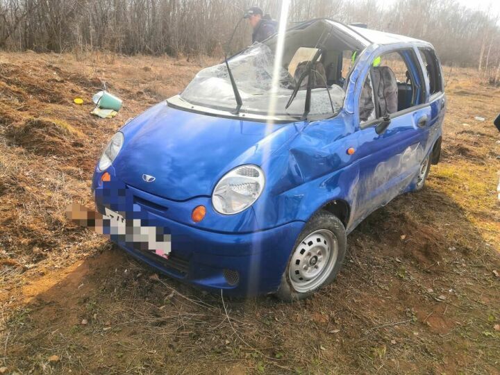 Малолитражка вылетела с трассы в кювет, водителя зажало в салоне