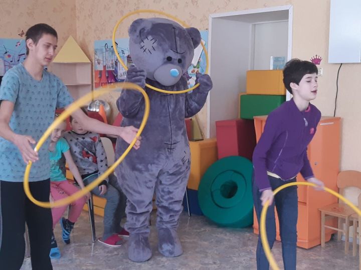 Петрушка и мишка Тедди провели спортивный праздник с реабилитантами центра «Возрождение»