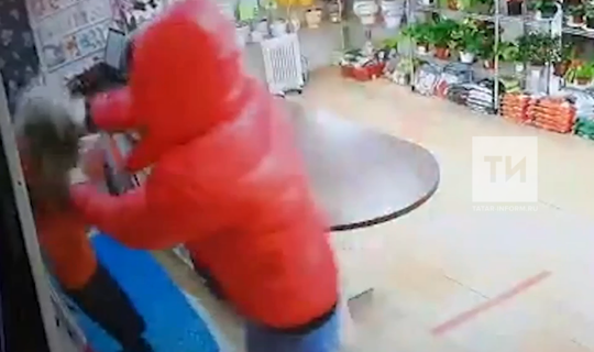 Татарстанец ограбил кассу цветочного магазина, порезав продавца осколком бутылки (ВИДЕО)