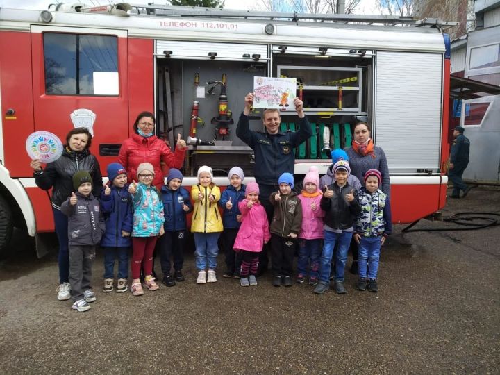 Воспитанники детского сада поздравили бугульминских пожарных с профессиональным праздником