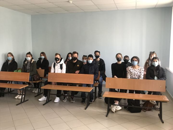 Будущие юристы посетили судебное заседание в городском суде Бугульмы
