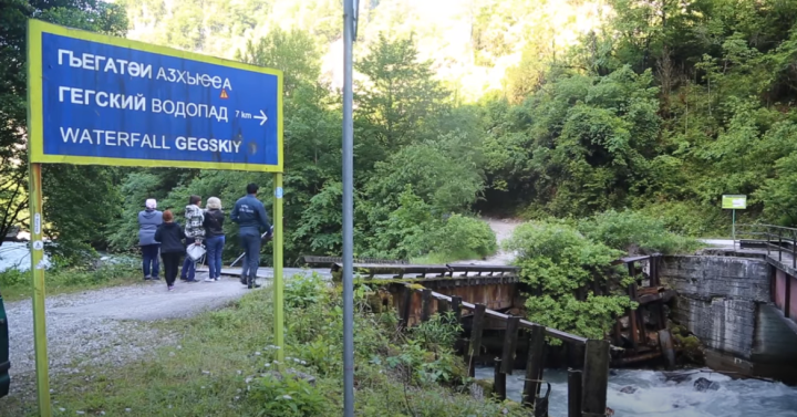 Родные упавшей с моста в реку девушки из Татарстана приехали в Абхазию (ВИДЕО)
