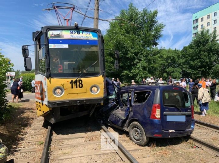 Два человека получили тяжелые травмы, влетев на авто под трамвай в Татарстане