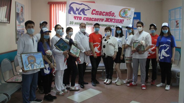 Медицинских работников Бугульмы поздравили на рабочем месте