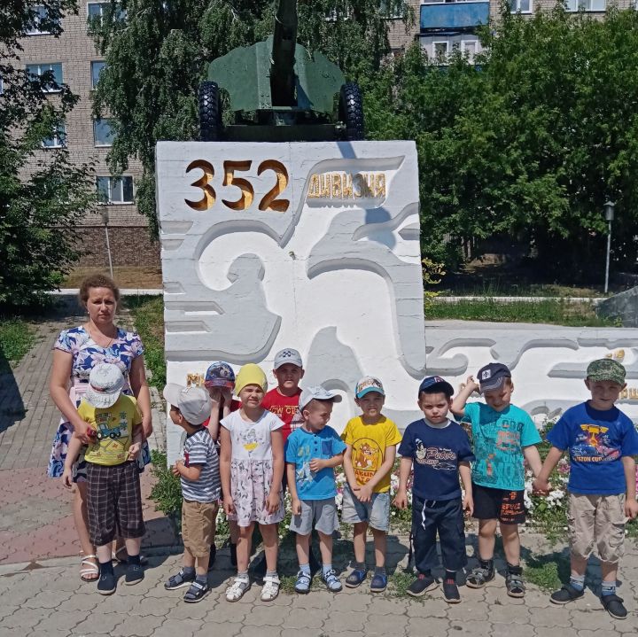 Дошкольники Бугульмы возложили цветы к памятнику 352 Стрелковой дивизии