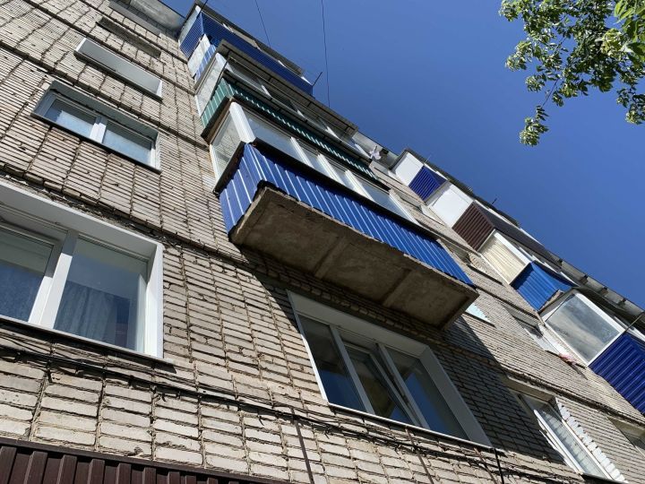 В Бугульме 50-летний мужчина упал с крыши пятиэтажки