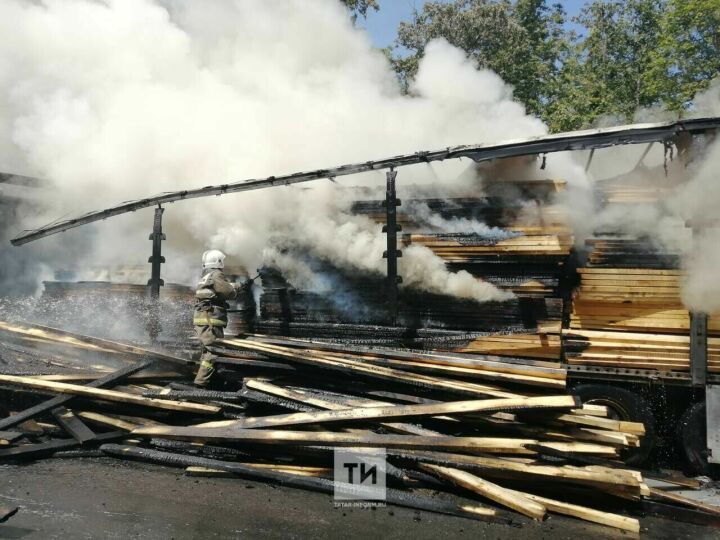 Груженная досками фура сгорела в Бавлинском районе РТ