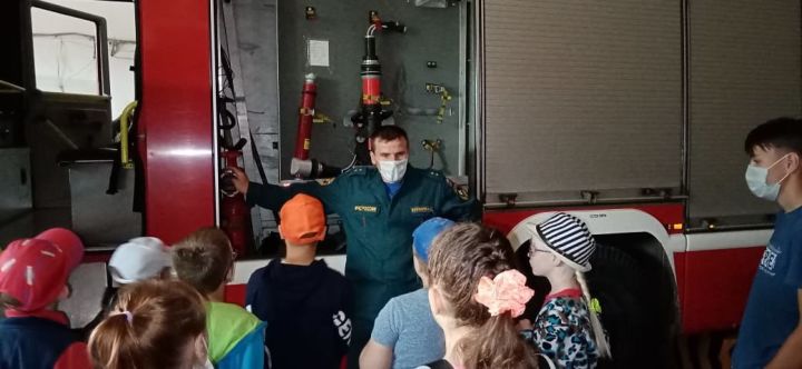 Бөгелмәдә балалар янгын сүндерүче һөнәре белән танышалар