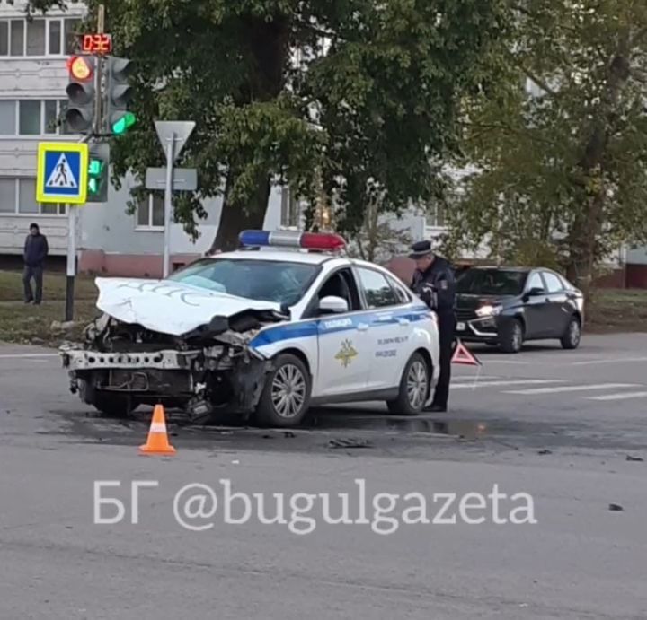 В Бугульме автомобиль сотрудников ГИБДД столкнулся с иномаркой