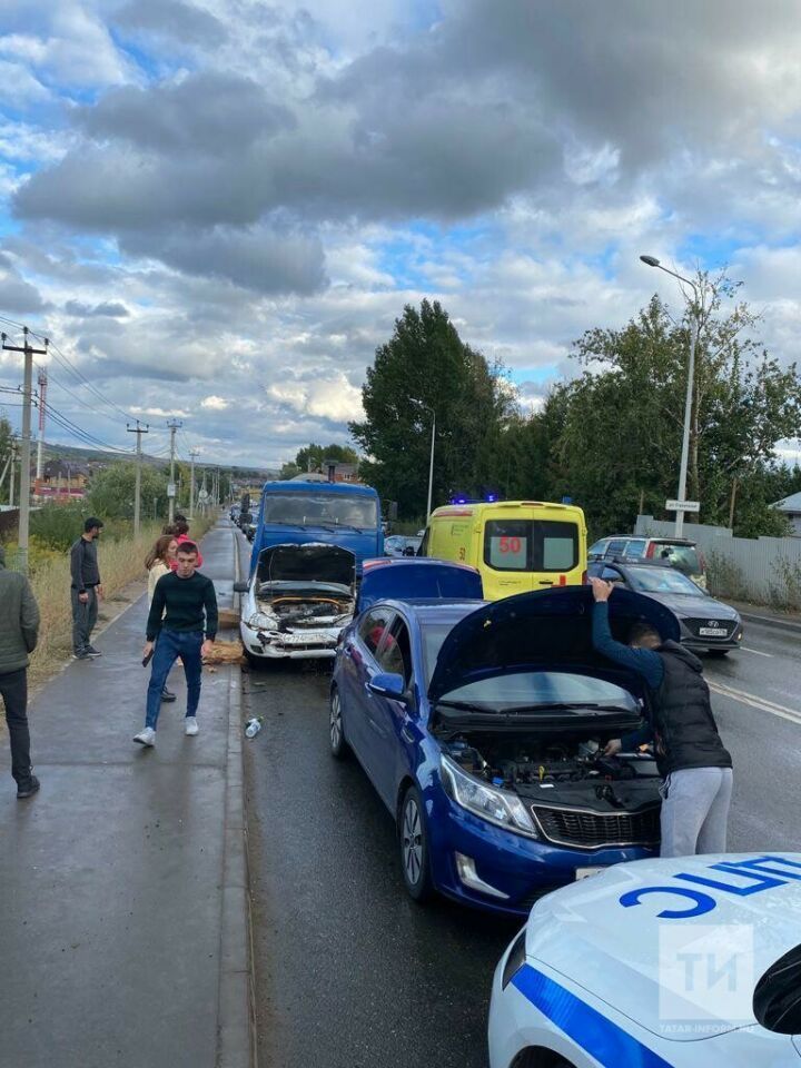 В Татарстане грузовик въехал в легковую машину