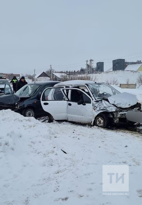 Две легковушки столкнулись в Альметьевском районе, пострадали пассажирки в обоих авто