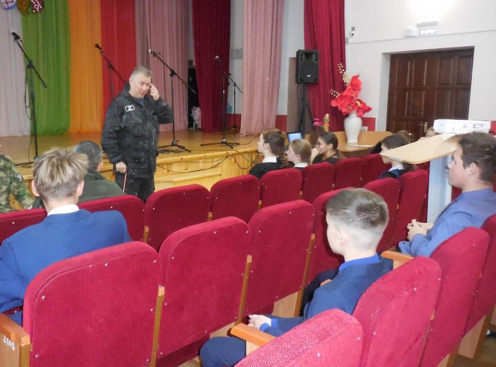 Бугульминские школьники пообщались с добровольцами специальной военной операции