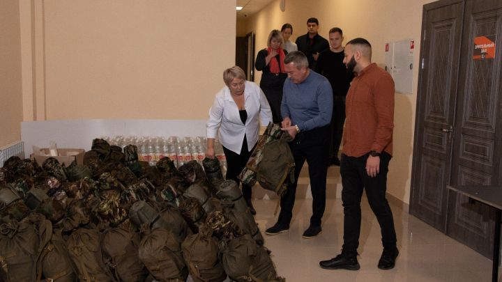 Линар Закиров проверил пункт сбора помощи военнослужащим на базе Дворца молодежи