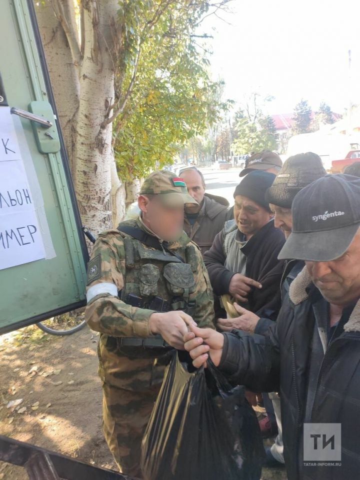 Бойцы батальона «Тимер» раздают гуманитарную помощь жителям Украины