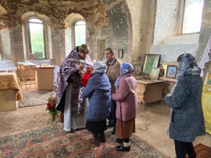 В восстанавливаемом храме Бугульминского района совершена Божественная литургия