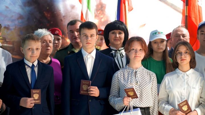 Яшь бөгелмәлеләргә Россия Федерациясе гражданины паспорты тапшырылды