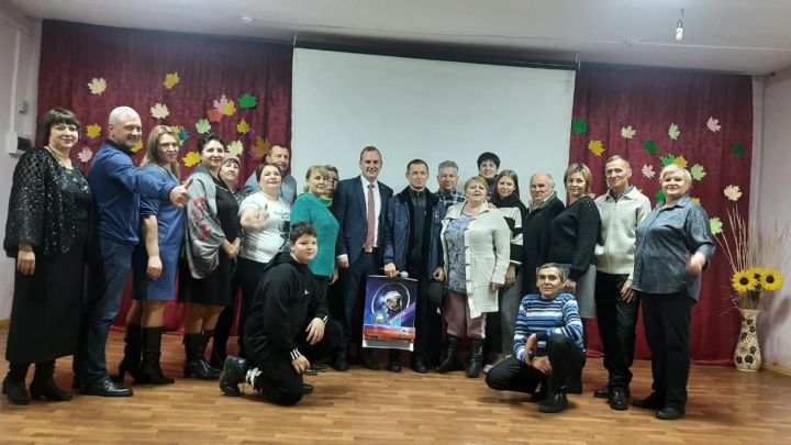 Космонавт Сергей Рыжиков подарил космический календарь жителям Бугульминского района