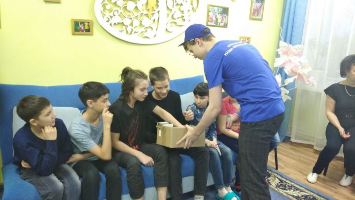 Молодогвардейцы Бугульмы вручили воспитанникам приюта подарки в честь своего 17-летия