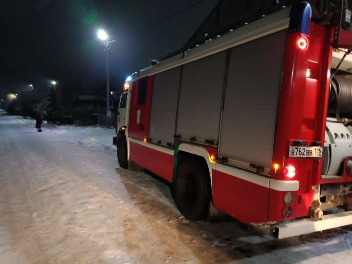 Бугульминцы с улицы Чехова вызвали пожарных, чтобы потушить баню