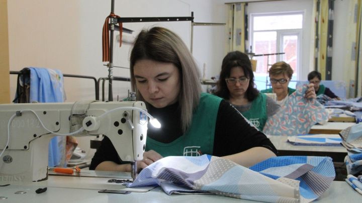 Бугульминская швейная фабрика за свой счёт шьёт бойцам СВО нижнее бельё
