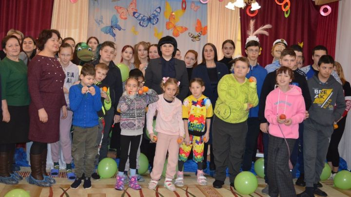 Женщины - депутаты посетили воспитанников реабилитационного центра «Возрождение»