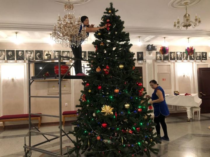 В фойе Бугульминского драматического театра установили главный атрибут Нового года