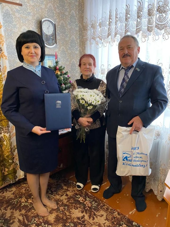 Единороссы Бугульмы поздравили с 85-летием старейшего члена партии
