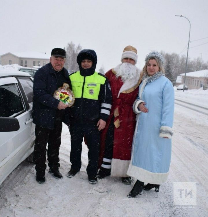 В РТ автоинспекторы и Дед Мороз вручили водителям презенты