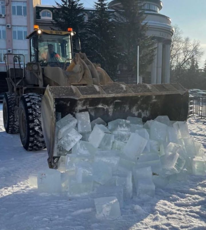 На центральной площади Бугульмы начинается строительство ледяного городка