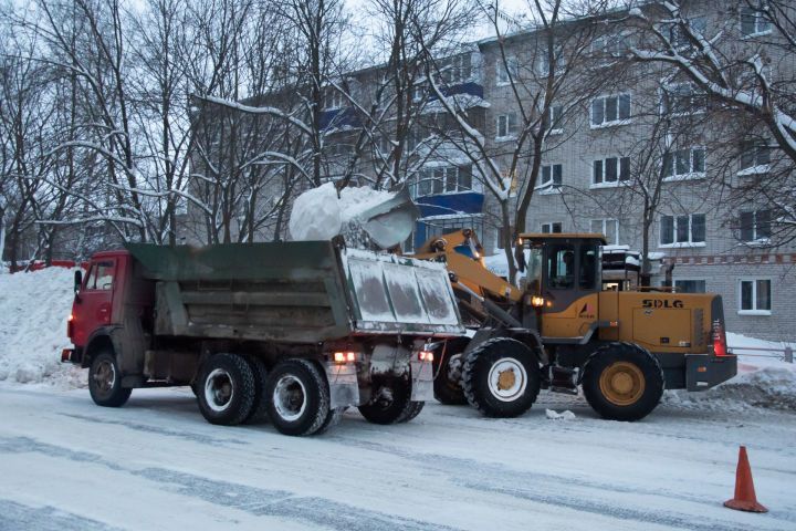 С дорог и улиц Бугульмы за месяц уже вывезли 3700 кубометров снега