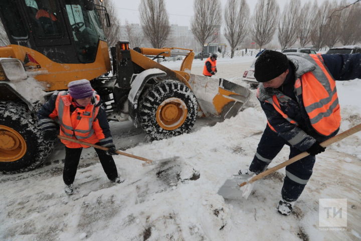 Бугульминцев предупредили о запрете выброса снега на проезжую часть