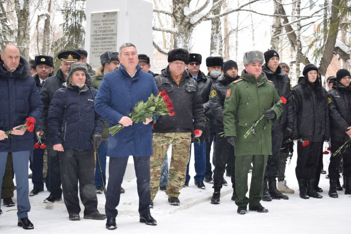 Бугульминцы возложили цветы в память вывода советских войск из Афганистана (ФОТОРЕПОРТАЖ)