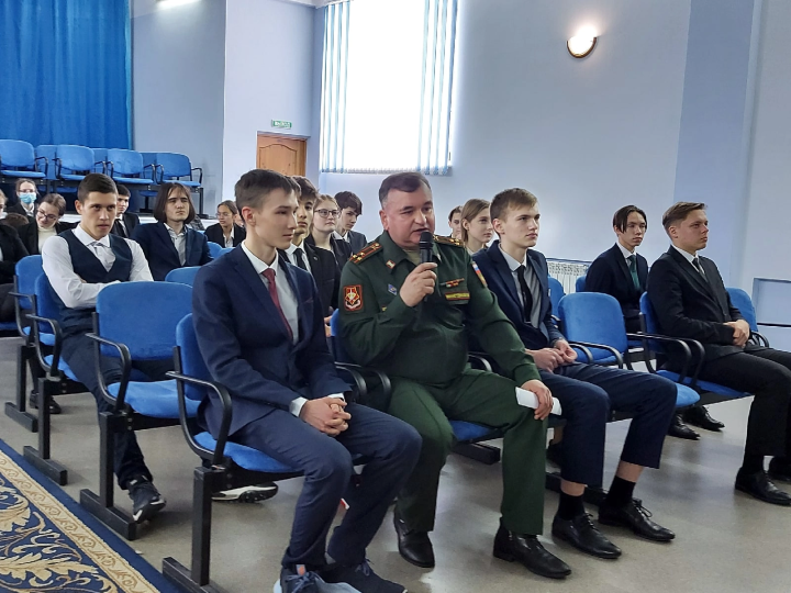 С бугульминскими старшеклассниками и студентами обсудили службу в армии
