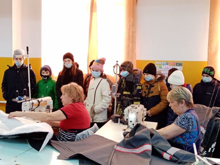 Воспитанники приюта посетили швейную фабрику