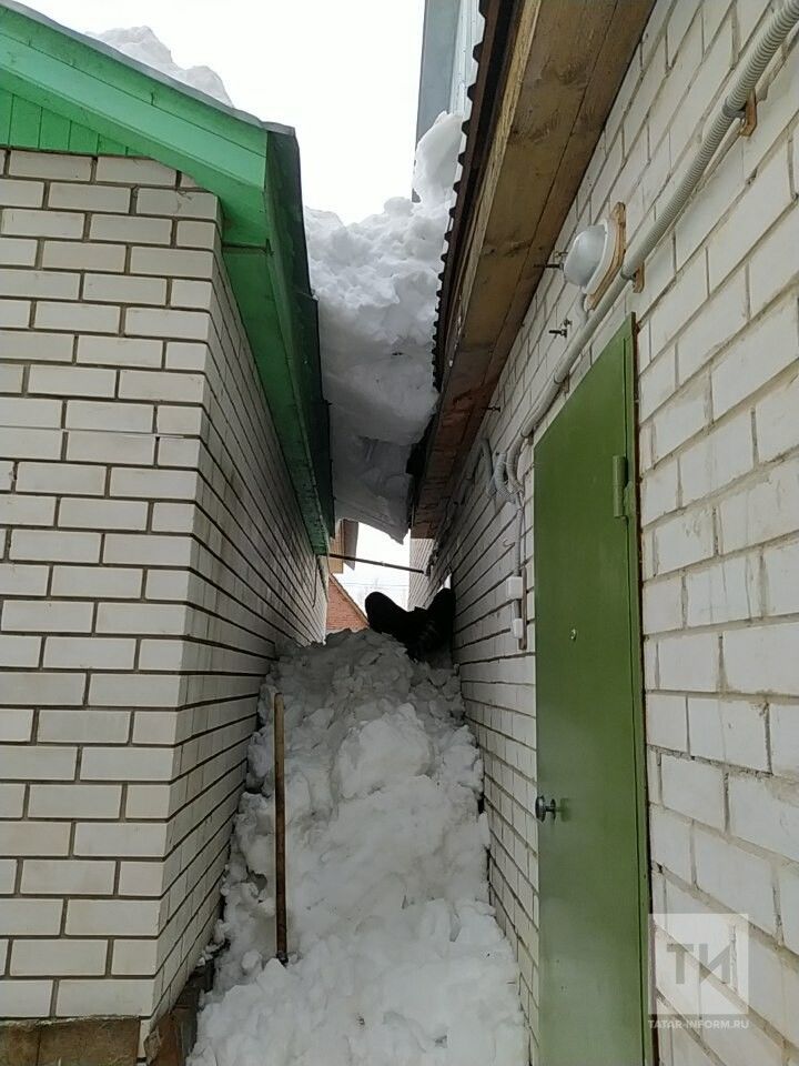 Жителя Татарстана насмерть придавило снегом, который сошел с крыши частного дома