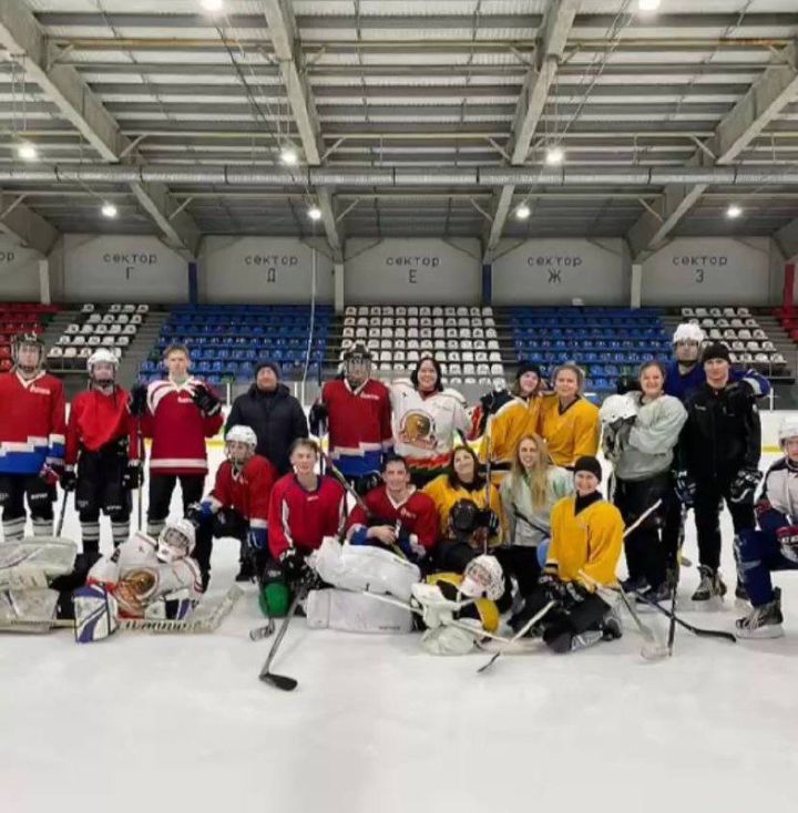 Первая товарищеская встреча женской и мужской хоккейных команд состоялась в Бугульме