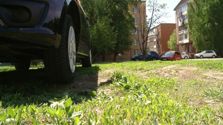 Бугульминцам напомнили о запрещенной парковке на газонах