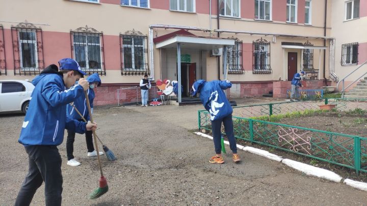 Традиционный субботник в приюте и реабилитационном центре Бугульмы провели молодогвардейцы