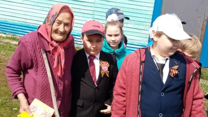 Бөгелмә районы яшьләре тыл хезмәтчәннәрен якынлашып килүче бәйрәм белән котладылар