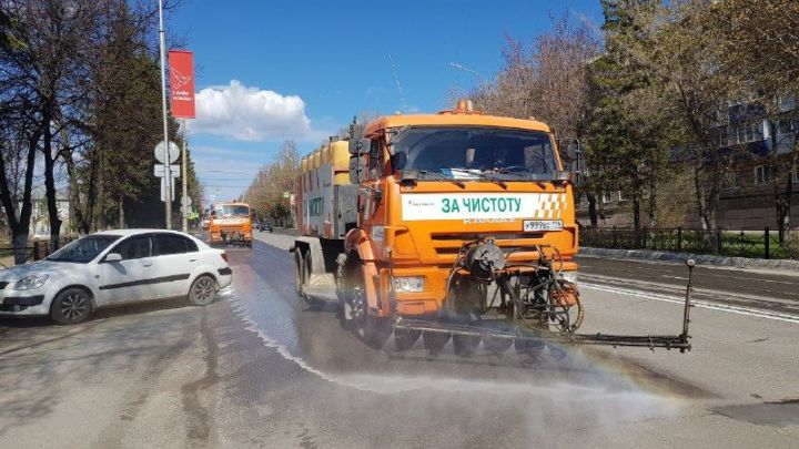 Сегодня санитарный десант  «Татнефти» очистил бугульминские улицы от скопившегося после зимы мусора