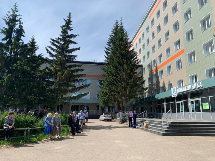 В городской поликлинике Бугульмы эвакуировали врачей и пациентов (ФОТО, ВИДЕО)