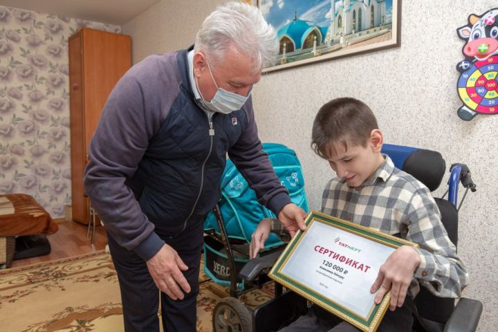 Нефтяники исполнили мечту ребенка с ДЦП Айнура Алексеева из Бугульмы