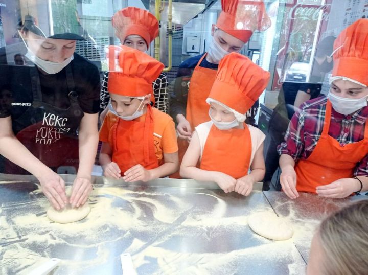 Юных бугульминцев научили готовить пиццу в местном кафе