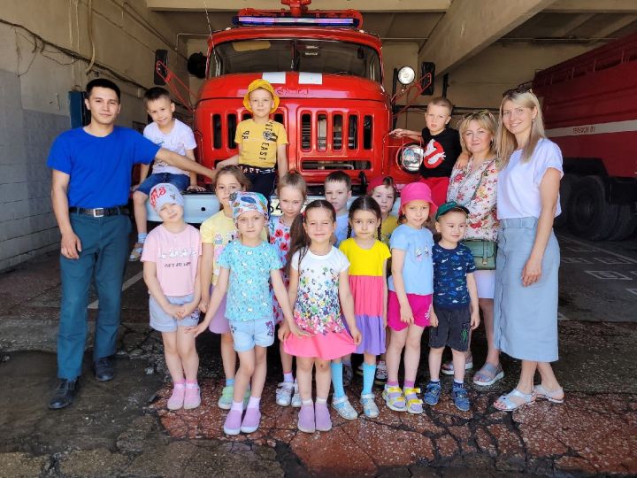 Бугульминские детсадовцы посетили пожарную часть с экскурсией