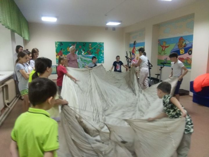 Детям из приюта «Ялкын» рассказали о парашютах