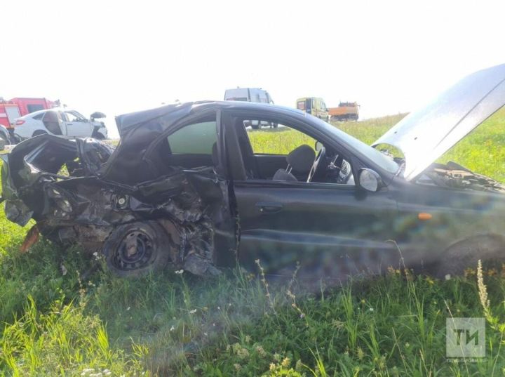 В Азнакаевском районе полмашины разворотило после лобового столкновения, один водитель погиб