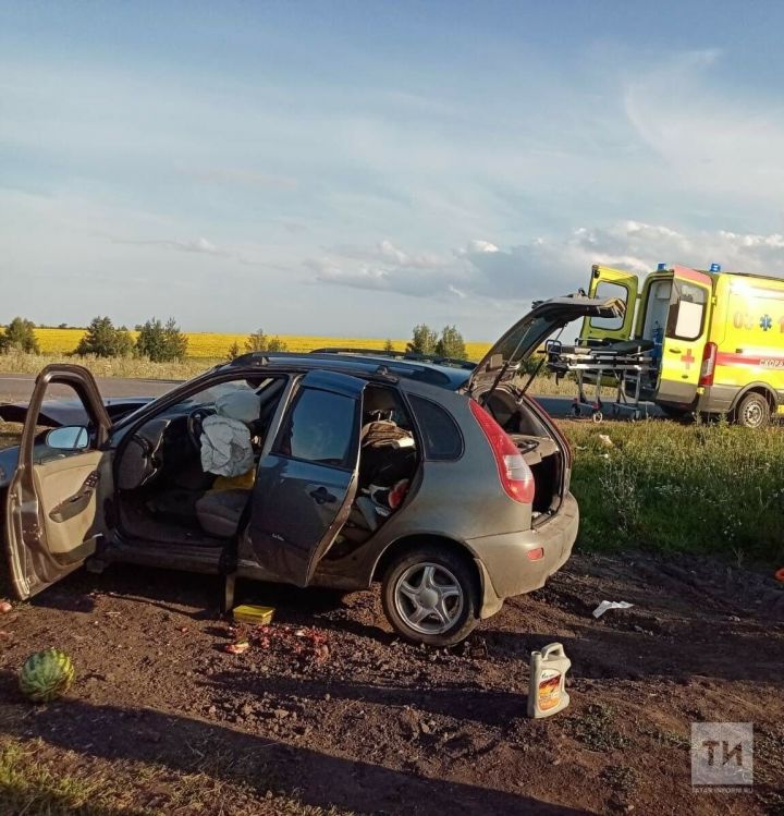 Два автомобиля слетели в кювет от удара на трассе в Татарстане